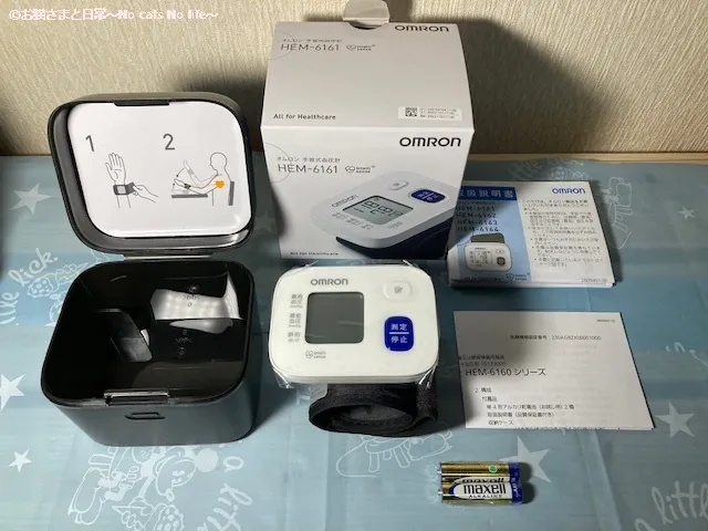 オムロン手首式血圧計の本体と付属品