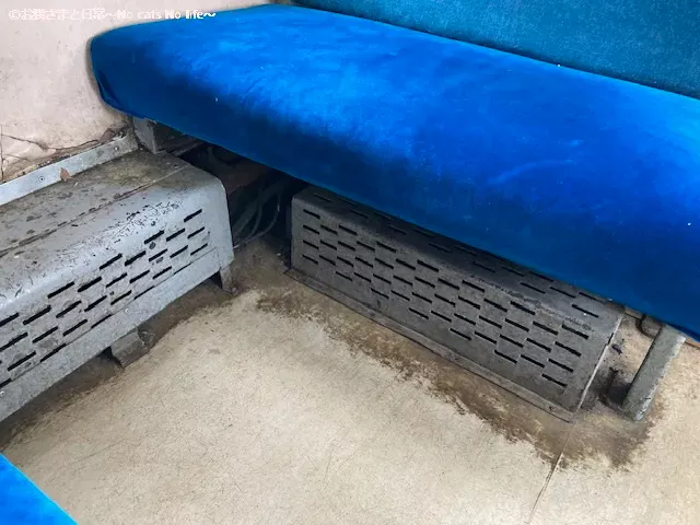 座席の下に暖房